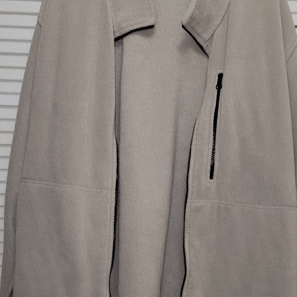Guide Series GS Cream Fleece Jacket with Zip Up And Pockets.